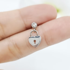 Pendiente de botón de acero quirúrgico con forma de corazón de 16 g para perforación de cartílago y hélix.