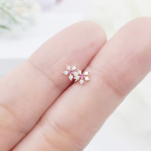 Boucle d'oreille de cartilage en acier chirurgical double minuscule fleur mignonne 16G/conque/piercing hélicoïdal