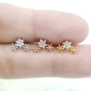 16G トリプルフラワーサージカルスチールスタッドイヤリング、軟骨コンクヘリックスピアス