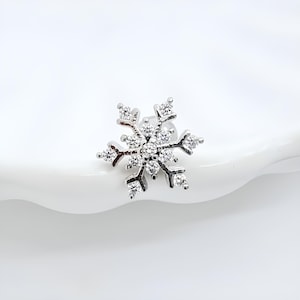 Pendiente de acero quirúrgico con diseño de copo de nieve de Winter Wonderland de 16 g, 20 g y 21 g para cartílago, caracola, trago, hélice y lóbulo de la oreja. Un regalo ideal para ella.
