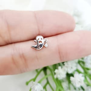 Pendiente de cartílago de acero quirúrgico de 16 g, 20 g y 21 g, diseño de fantasma amigable, para hélice y caracola, para Halloween, estilo minimalista.