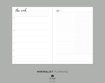 Puede incluir: Un planificador semanal minimalista con una sección cuadriculada para notas y una sección rayada para tareas diarias. El planificador está etiquetado como "this week." y tiene el texto "WEEK NO YEAR" en la parte superior. El planificador es de tamaño A5, que es 5,8 pulgadas por 8,3 pulgadas o 148 mm por 210 mm.
