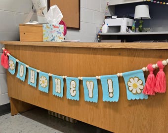 Retro Classroom Garland Welcome Groovy Daisy Decor for Classroom Custom Teacher Name Banner Retro Class Decor Personalized Bulletin Board