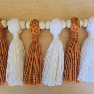 Ghirlanda di nappe arancione bruciato e bianco, striscione per la giornata della partita di football universitario, decorazione per festa di football del Texas, decorazione per portellone posteriore arancione e bianco