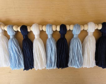 Guirlande de pompons bleu et blanc Carolina Décoration de fête universitaire de Caroline du Nord, décoration murale pour dortoir, bannière pour le jour du match universitaire, fête de remise des diplômes