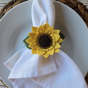 Sunflower Napkin Ring Flower Set of Floral Napkin Holder Yellow Flower Table Decor Boho Felt Flower Home Decor Dinnerware Table Setting