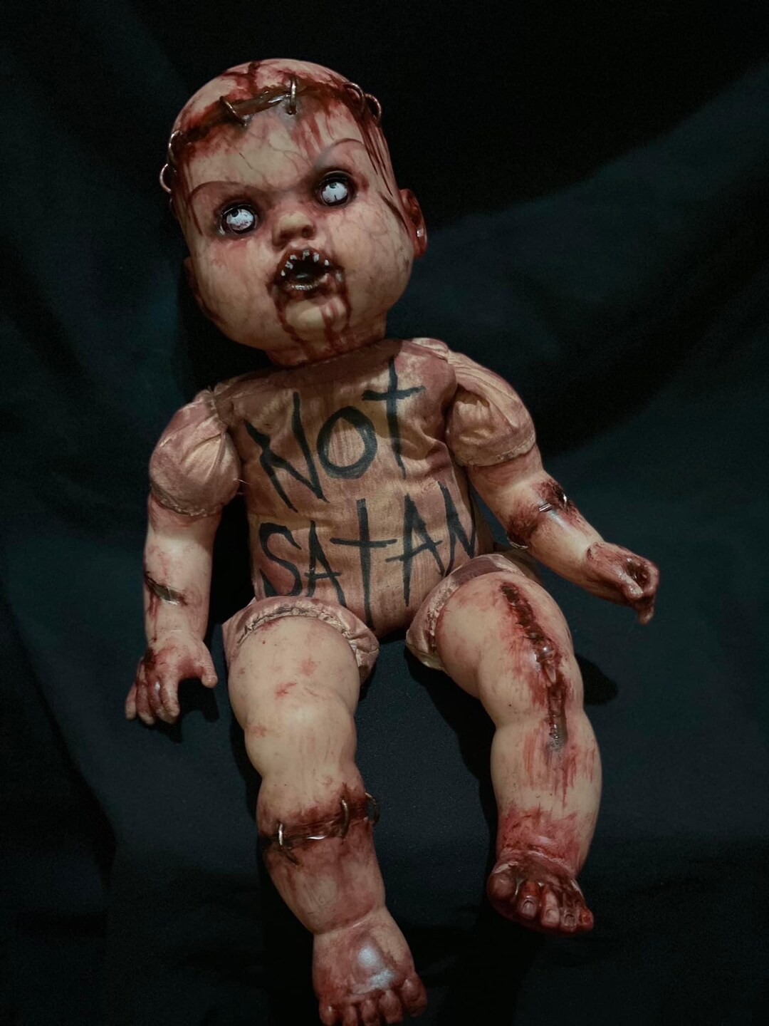 Bambola horror inquietante dipinta a mano: decorazione retrò per