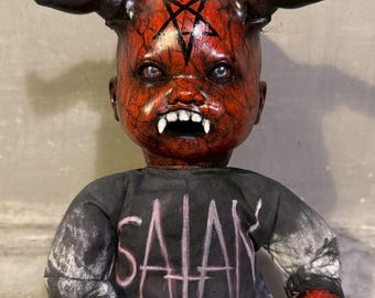 ¡Exclusivo! Muñeco monstruo vampiro diablo rojo estilo fantasma espeluznante figura de terror retro pintada a mano Tamaño 15 pulgadas