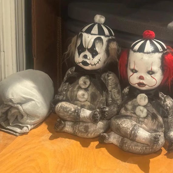不気味なピエロ人形：ゴシックホラーアート、手描き、15インチ - Etsy 日本