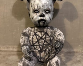 Boneca Bebê de Terror Pintada à Mão com Caveira Branca de Satanás – Colecionável Gótico Assustador em Estilo Vintage (38 cm)