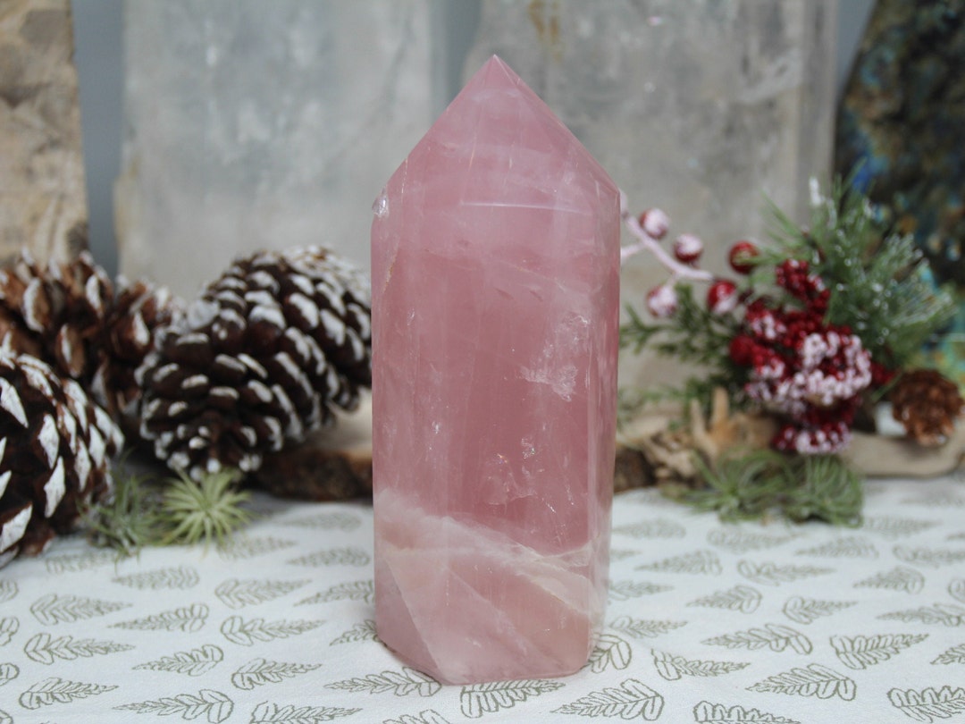 ローズクォーツクリスタルポイント：虹の輝きを放つ研磨された