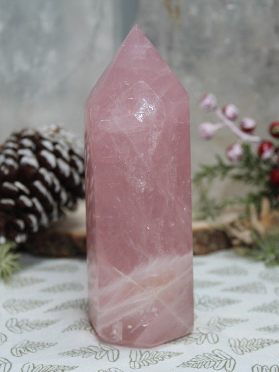 ローズクォーツクリスタルポイント:虹の輝きを放つ研磨された ローズクォーツクリスタルポイント:虹の輝きを放つ研磨された