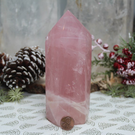 ローズクォーツクリスタルポイント：虹の輝きを放つ研磨された