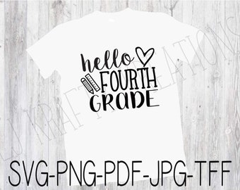 以下が含まれることがあります： 黒い文字で「hello fourth grade」と書かれた白いTシャツ。ハートと鉛筆と定規のグラフィックが描かれている。