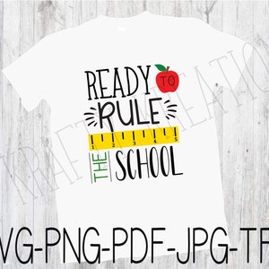 Könnte beinhalten: Weißes T-Shirt mit schwarzem Text, der "Ready to Rule the School" lautet, mit einem roten Apfel und einem gelben Lineal.