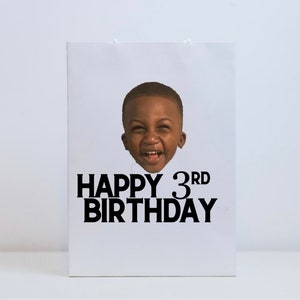 K&ouml;nnte beinhalten: Ein wei&szlig;er Geschenktasche mit einem Schwarzwei&szlig;foto eines jungen Jungen mit dem Text "Happy 3rd Birthday" in Schwarz gedruckt.