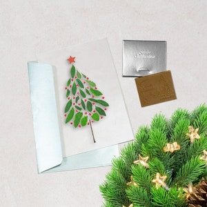 Carte de Noël avec chocolat et enveloppe assortie (motif : sapin de Noël en feuilles) image 1