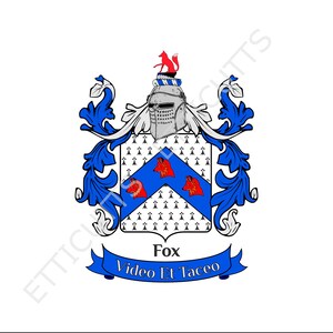 Peut inclure: Un blason bleu et blanc avec une crête de renard rouge et trois renards rouges dans l'écu. La devise "Video Et Taceo" est écrite sur un ruban bleu sous l'écu. Le nom de famille "Fox" est écrit en noir au-dessus du ruban.