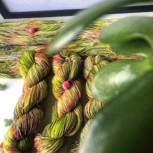 Rose Garden hand dyed sock yarn, superwash fine merino, 100g, sock yarn, speckles, variegated