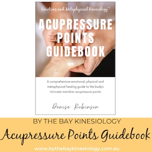 Könnte beinhalten: Ein Buchcover mit weißem Hintergrund und dem Titel "Acupressure Points Guidebook" in großen, fetten, weißen Buchstaben. Der Untertitel lautet "Ein umfassender Leitfaden für emotionale, körperliche und metaphysische Heilung für die komplexen Meridian-Akupressurpunkte des Körpers". Der Name des Autors ist "Denise Robinson" und das Buch wird von "By The Bay Kinesiology" herausgegeben.