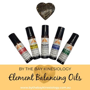 Peut inclure: Cinq petits flacons en verre brun à bille avec des étiquettes indiquant "Earth Element Balancing Oil", "Metal Element Balancing Oil", "Water Element Balancing Oil", "Wood Element Balancing Oil" et "Fire Element Balancing Oil". Les flacons sont disposés en demi-cercle avec une pierre en forme de cœur au centre. Le texte "By The Bay Kinesiology Element Balancing Oils www.bythebaykinesiology.com.au" est en bas de l'image.