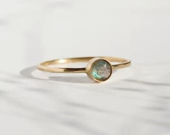 Anillo delicado de labradorita, anillo minimalista de piedra preciosa chapado en oro.