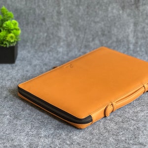 Aanpasbare leren laptophoes met handvat en riem | Geschikt voor MacBook, HP, ASUS, Lenovo, LG, Samsung (11"-17") | Gepersonaliseerd**