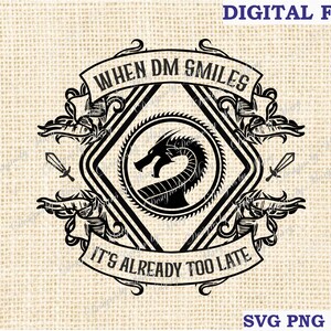 Puede incluir: Diseño gráfico en blanco y negro con un dragón y el texto "When DM smiles it's already too late".