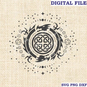 Puede incluir: Un archivo digital con un diseño de dragón negro, nudos celtas, estrellas, lunas y dados. El texto "DIGITAL FILE" y "SVG PNG DXF" están en la parte superior e inferior. Fondo neutro.