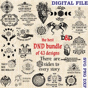 Op de afbeelding: Een digitaal bestand met 43 zwart-witte Dungeons & Dragons-ontwerpen. De ontwerpen omvatten dobbelstenen, draken en zinnen als "Dungeon Master" en "They see me rollin'", ideaal voor knutselprojecten.
