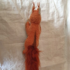 Bonito esquilo STEIFF, pelúcia vintage em muito bom estado, cauda muito cheia, número de identificação 24 cm + cauda.