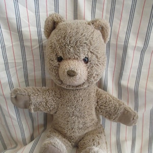 Vintage STEIFF bear sitting with his button in ear, 26 cm sitting, light brown Id: 0205/26 image 1