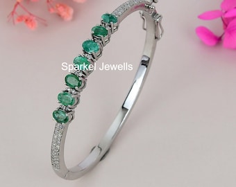Brazalete de esmeralda natural de Zambia con pavé de diamantes y plata de ley.