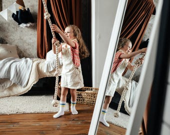 Cuerda de escalada estilo pirata para espacios infantiles interiores. Esta cuerda soporta fácilmente el peso de dos adultos. Pueden trepar o columpiarse.