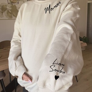 Sweat femme personnalisé maman Sweat femme-Sweat personnalisé prénom des enfants sweat avec texte sur la manche-cadeau personnalisé Noël image 2