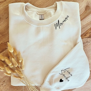 Sweat femme personnalisé maman Sweat femme-Sweat personnalisé prénom des enfants sweat avec texte sur la manche-cadeau personnalisé Noël image 1