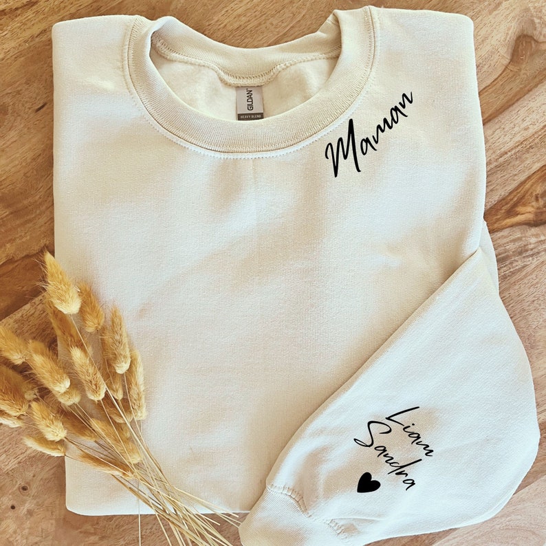 Sweat femme personnalisé maman Sweat femme-Sweat personnalisé prénom des enfants sweat avec texte sur la manche-cadeau personnalisé Noël image 1