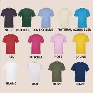 K&ouml;nnte beinhalten: Eine Auswahl an kurz&auml;rmeligen T-Shirts in verschiedenen Farben, darunter Schwarz, Gr&uuml;n, Blau, Gelb, Rot, Rosa und Wei&szlig;. Jedes Shirt wird mit seinem Farbnamen darunter angezeigt, wie "Noir" und "Bottle Green."