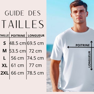 K&ouml;nnte beinhalten: Ein wei&szlig;es T-Shirt mit einer franz&ouml;sischen Gr&ouml;&szlig;entabelle. Die Tabelle zeigt Brust- und L&auml;ngenma&szlig;e in Zentimetern f&uuml;r die Gr&ouml;&szlig;en S bis 2XL. Das Model tr&auml;gt das T-Shirt.