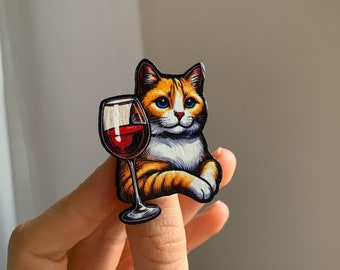 Broche de gato con copa de vino – Pin de madera con gato impreso con UV – Regalo para amantes del vino – Regalo para amantes de los gatos – Joyería de gato – Pin de solapa de gato – Broche hecho a mano
