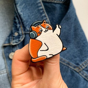 Wooden Cat Brooch with Headphones – Hand Painted Cat Pin – Funny Animal Jewelry Gift – Kawaii Cat Accessory – Unique Handmade Brooch