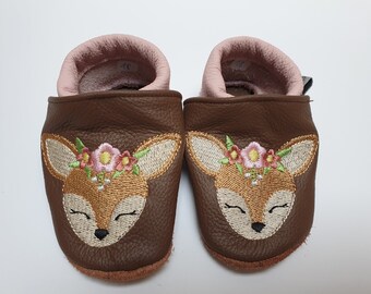 Tamanho 18, chinelos de couro, sapatos para engatinhar, sapatos para primeiros passos, sapatos de bebê com fulvo, veado, flores