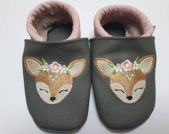 Tamanho 23, chinelos de couro, sapatos para engatinhar, sapatos para primeiros passos, sapatos de bebê com fulvo, veado, flores