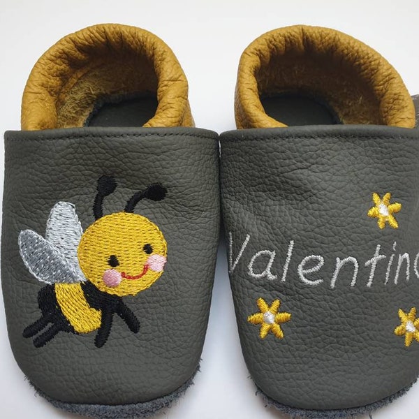 Lederpuschen, Krabbelschuhe, Lauflernschuhe, Babyschuhe mit Biene und Namen (mit Blume)