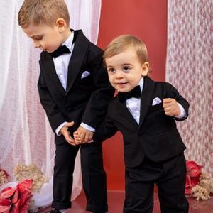 Jungen 4-Teiler Slim Fit | Elegantes schwarzes Smoking-Set für Jungen - Perfekt für Hochzeiten, Taufen und formelle Veranstaltungen | Frack für Jungen