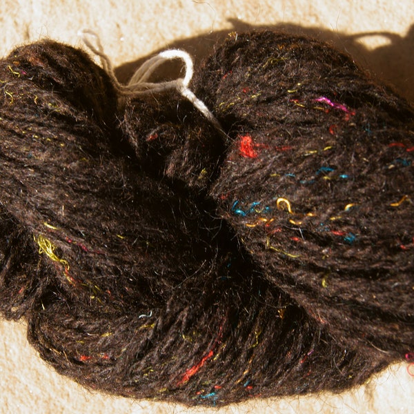 Echeveau de 68 grammes de laine de pays mouton Ouessant noir et soie