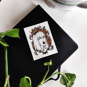 Adesivo nero oro gotico Dark Queen, adesivo illustrato, adesivo regina, adesivo ritratto, regalo d'arte, adesivo fantasy, adesivo di carta