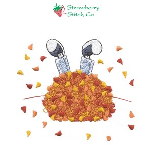 Puede incluir: Diseño bordado con un cangrejo y una pila de hojas de otoño. El cangrejo tiene ojos blancos y patas azules y blancas. Las hojas son en tonos naranja, amarillo y rojo. El texto "Strawberry Stitch Co" está en la parte superior.