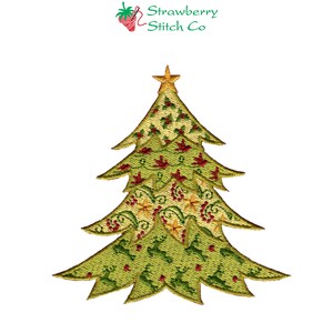 Op de afbeelding: Een geborduurde kerstboom in groen, geel en rood met een gouden ster bovenop. De boom is versierd met verschillende patronen, waaronder spiralen, bloemen en bladeren.