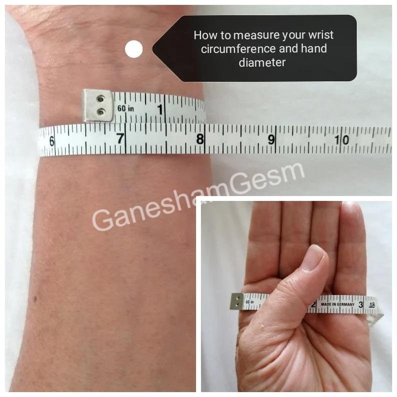 Peut inclure: Instructions sur la fa&ccedil;on de mesurer le tour de votre poignet et le diam&egrave;tre de votre main &agrave; l'aide d'un ruban &agrave; mesurer. L'image montre le poignet et la main d'une personne mesur&eacute;s avec un ruban &agrave; mesurer.